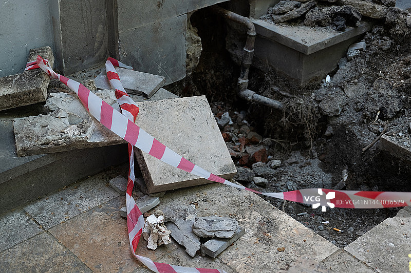 路面上老旧破损的凹凸不平砖块图片素材