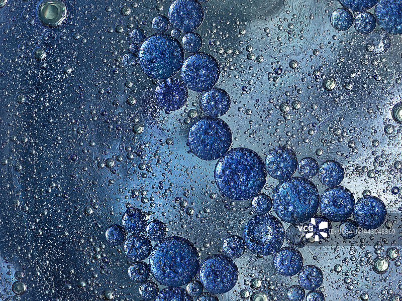 蓝色液体气泡和水滴全景图片素材