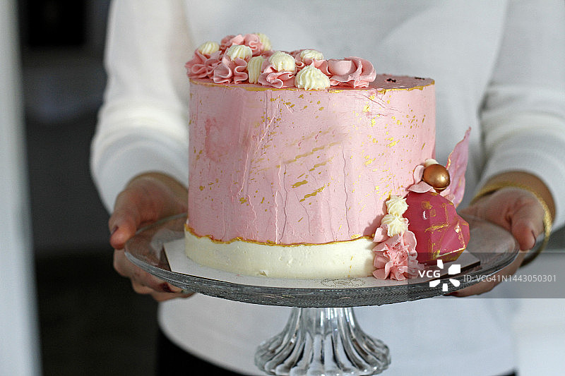 女人手捧蛋糕特写图片素材