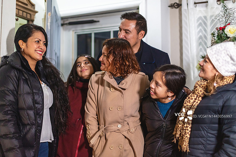 西班牙裔家庭迎接圣诞节并拥抱庆祝的摄影作品图片素材