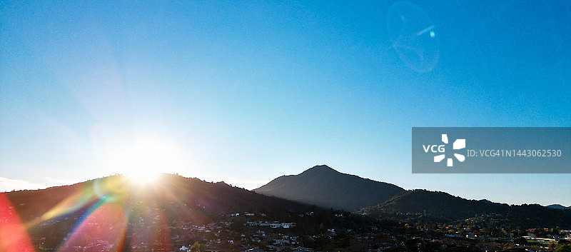 日落镜头光晕下的塔马尔佩斯山，马林县图片素材