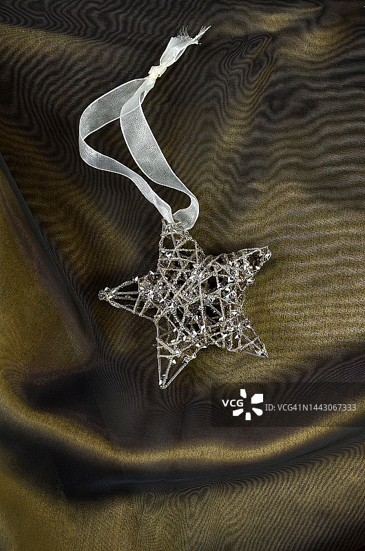 深色背景上的装饰圣诞星图片素材