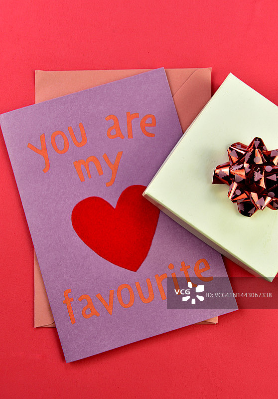 红色背景上的心形和礼品盒浪漫卡片图片素材