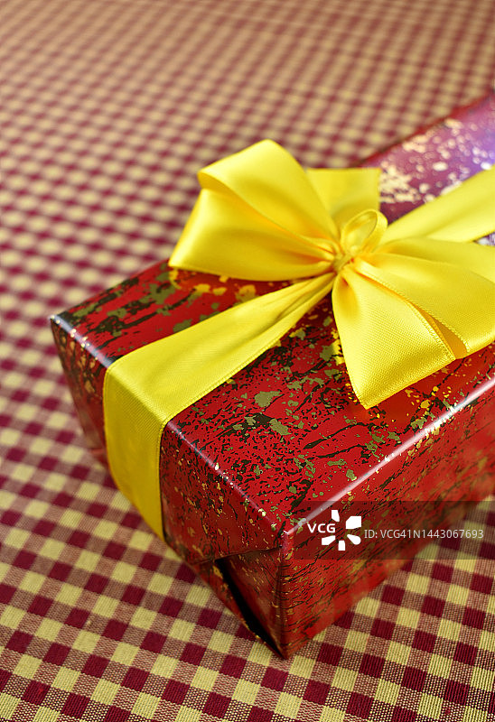 格子布背景上的红色礼品盒图片素材