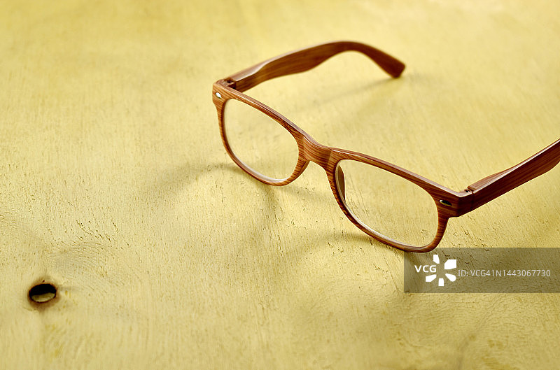 木质背景上的木制眼镜图片素材