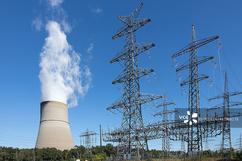 埃姆斯兰核电站冷却塔和大型电塔（德国下萨克森州）图片素材