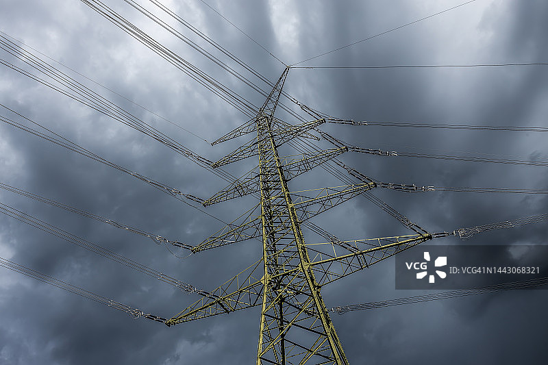 壮观天空下的输电塔图片素材