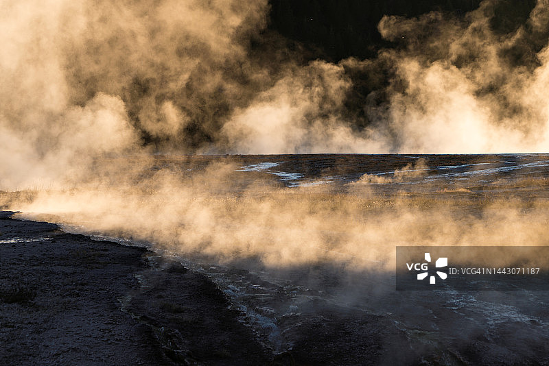 黄石国家公园米德韦间歇泉日落时分的蒸汽美景图片素材