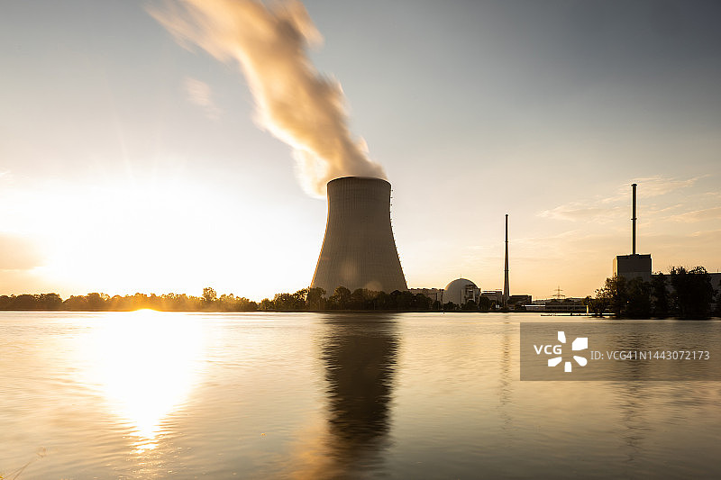日落时分的核电站（德国巴伐利亚伊萨尔2号）图片素材