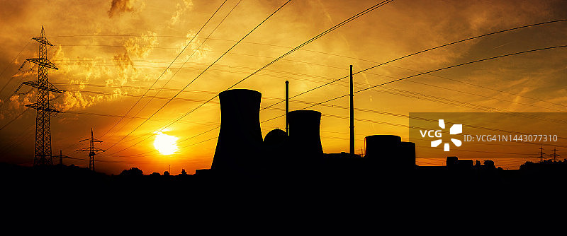 核能黄昏——核电站剪影图片素材