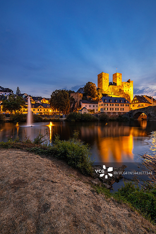 蓝调时刻的龙克尔城堡和历史村庄（德国黑森州）图片素材