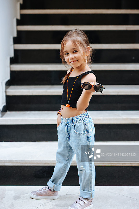 可爱的小女孩在城市里玩耍图片素材