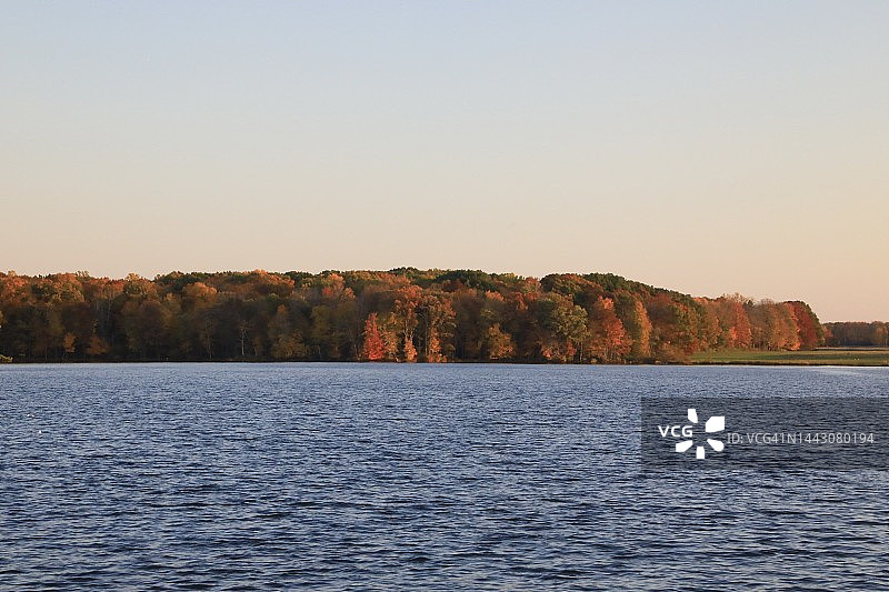 黄金时段湖泊后的秋季荒野图片素材