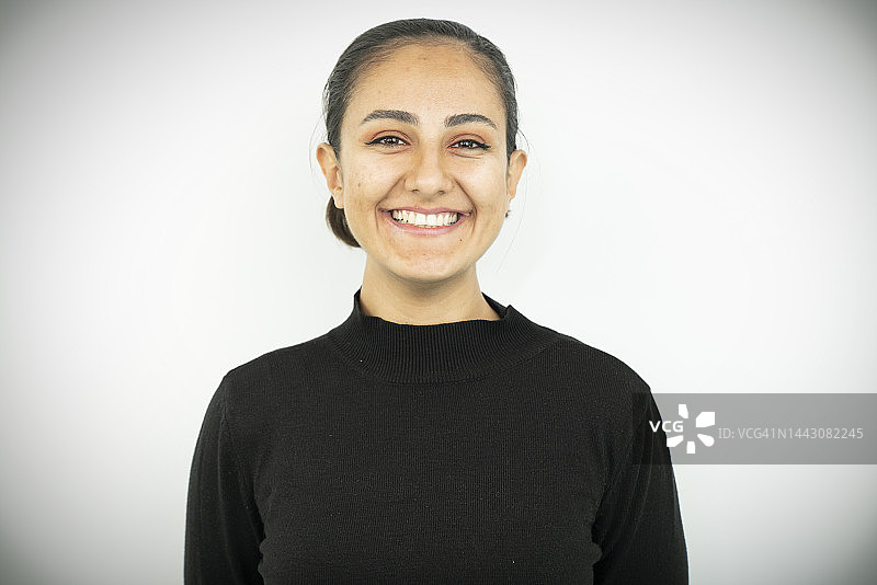 拥有白色灰色背景的年轻中东成年女性特写图片素材