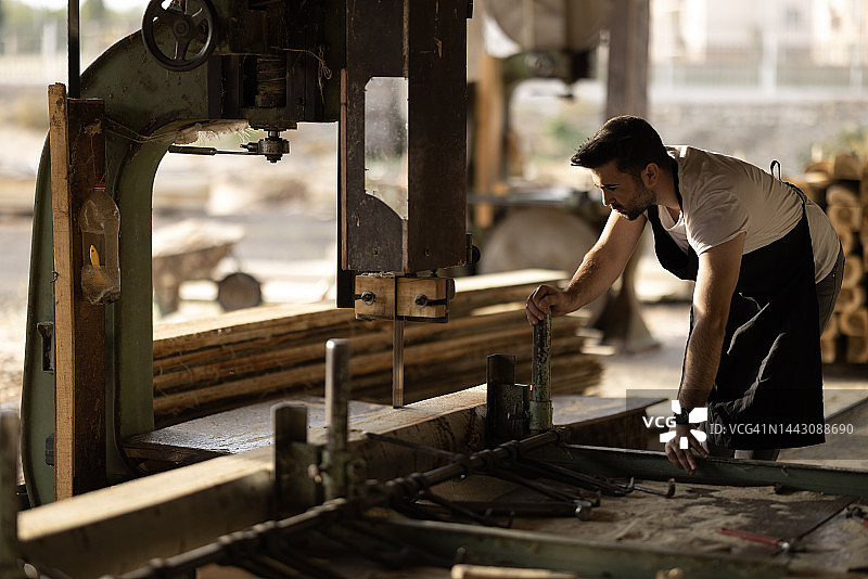 年轻的木匠在他的车间工作图片素材