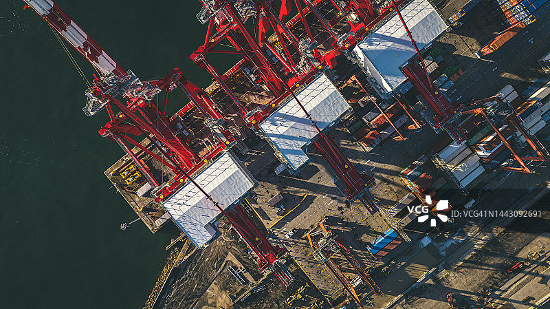 里斯本河附近的集装箱码头及其设施图片素材