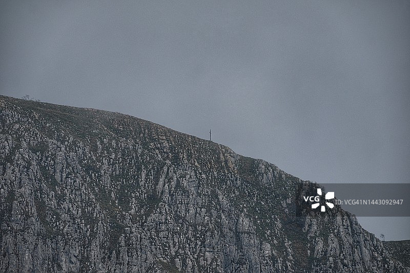 雾中带十字架的山顶图片素材