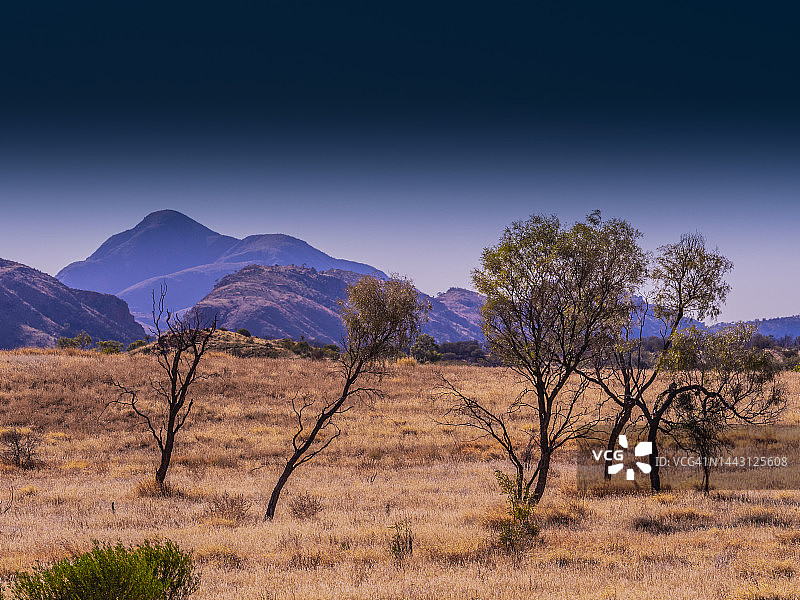 澳大利亚中部艾丽斯斯普林斯附近的西麦克唐奈山脉图片素材