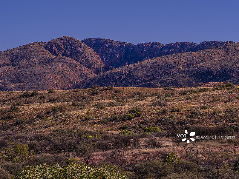 澳大利亚中部艾丽斯斯普林斯附近的西麦克唐奈山脉图片素材