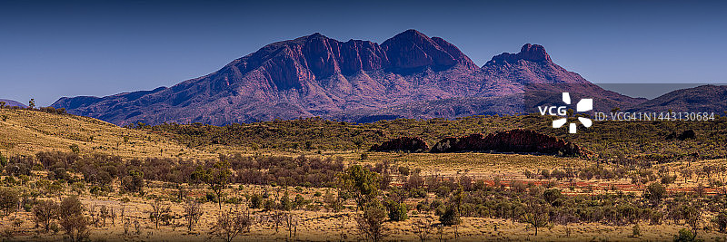 澳大利亚中部艾丽斯斯普林斯附近的西麦克唐奈山脉图片素材