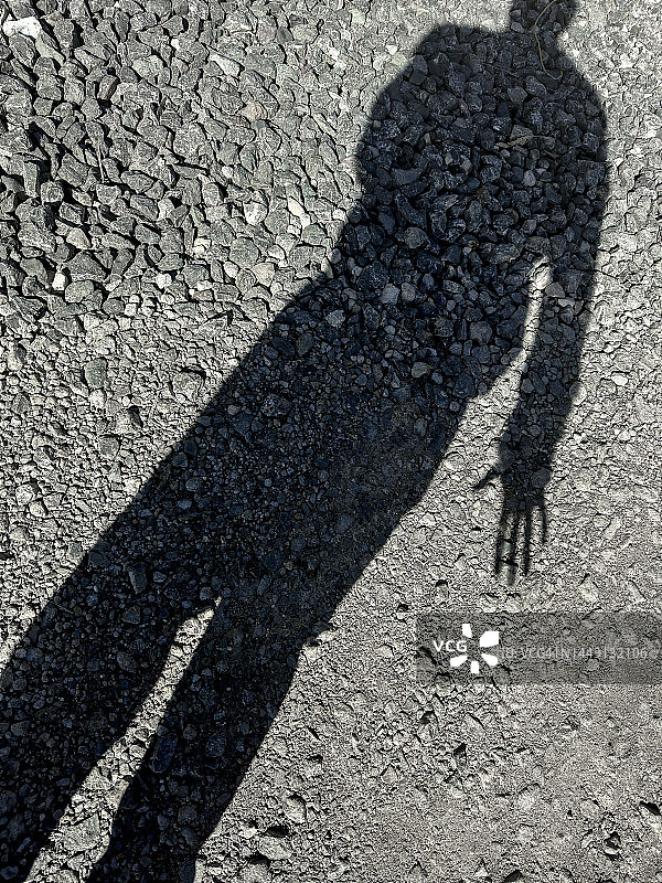 投射在地面的男人身影，象征着奇妙图片素材
