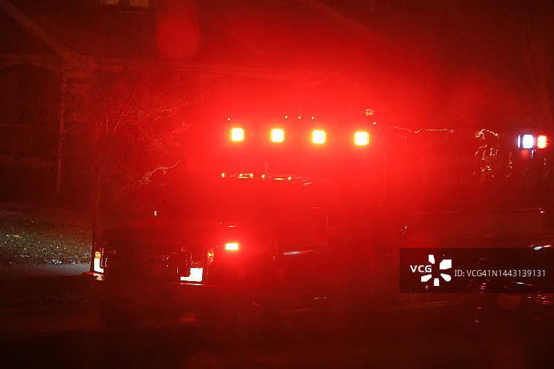 夜间闪着灯光的护理车辆图片素材