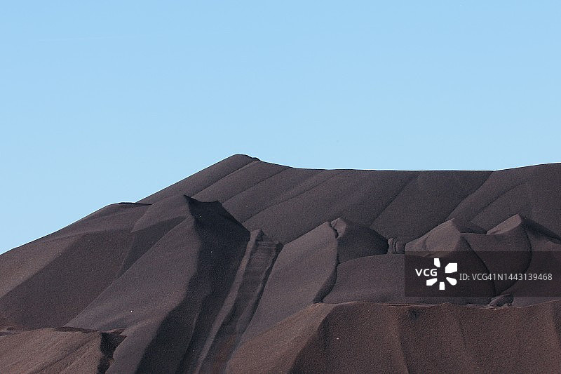 钢铁工业用铁矿石球团矿堆图片素材