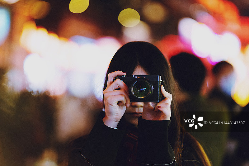 使用相机的女摄影师图片素材