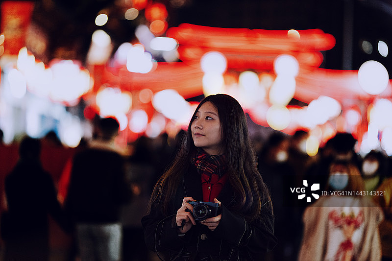 游客在街上拍照图片素材