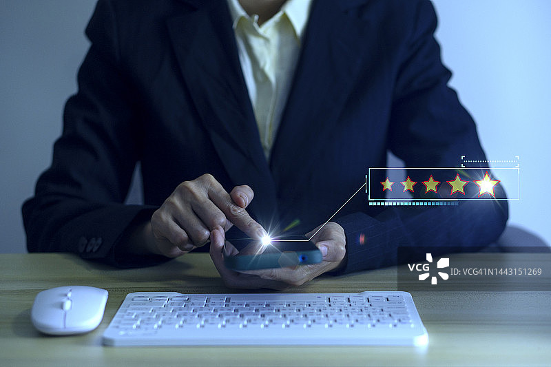 客户评价满意度调查概念，用户对在线应用的服务体验进行评分图片素材