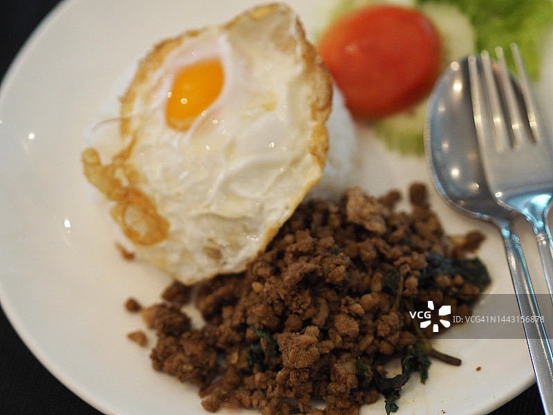 罗勒碎猪肉煎蛋饭图片素材