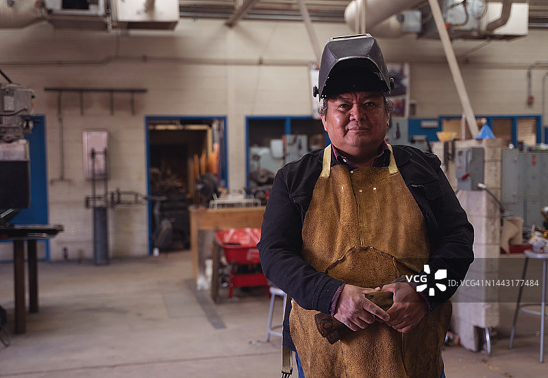 焊工在车间工作图片素材