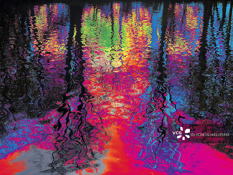 抽象视觉效果，英国阿宾登泰晤士河的倒影图片素材