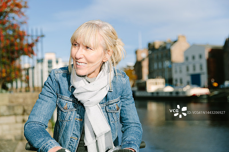 早晨骑自行车上班图片素材