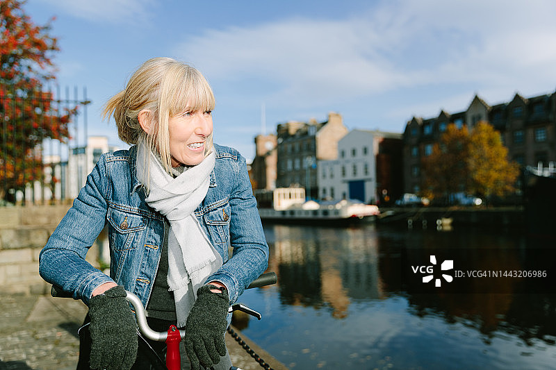 早晨骑自行车上班图片素材