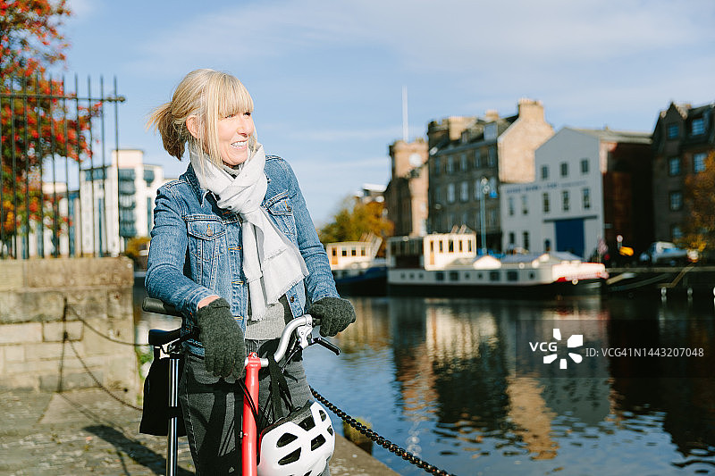 早晨骑自行车上班图片素材