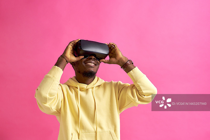 兴奋的男人戴着VR眼镜图片素材
