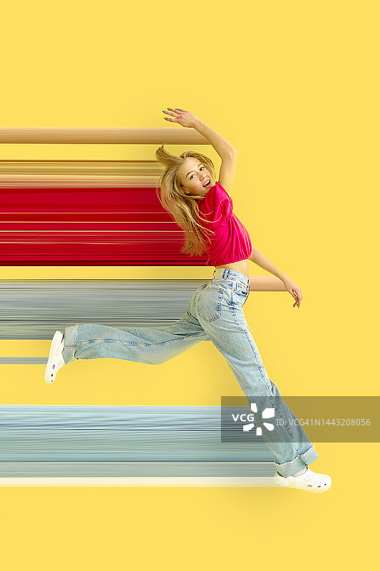 青年女性喜悦跳跃图片素材