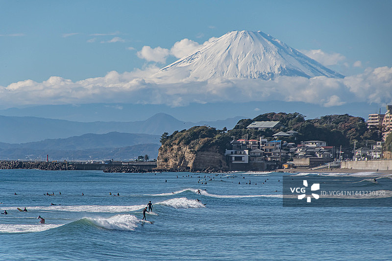 日本神奈川县白雪皑皑的富士山和阳光明媚的海滩图片素材