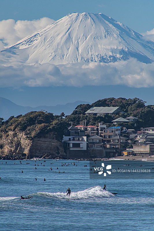 日本神奈川县白雪皑皑的富士山和阳光明媚的海滩图片素材