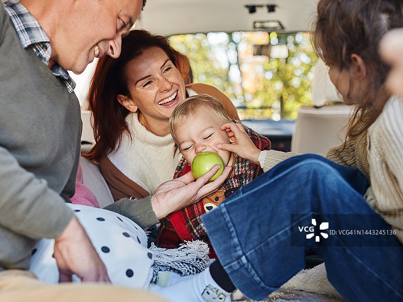 幸福的一家在露营车里聊天图片素材