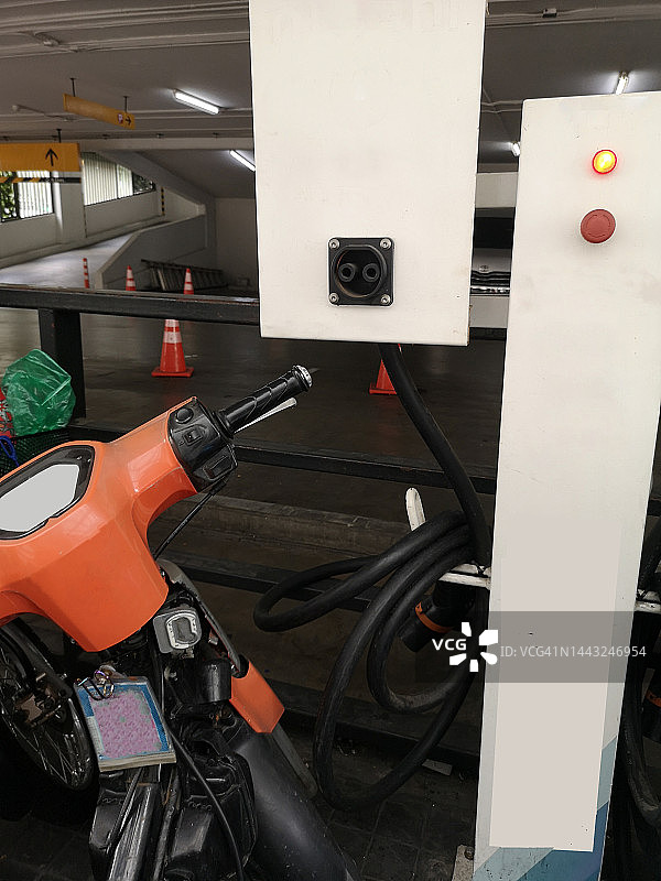 电动汽车、摩托车充电图片素材