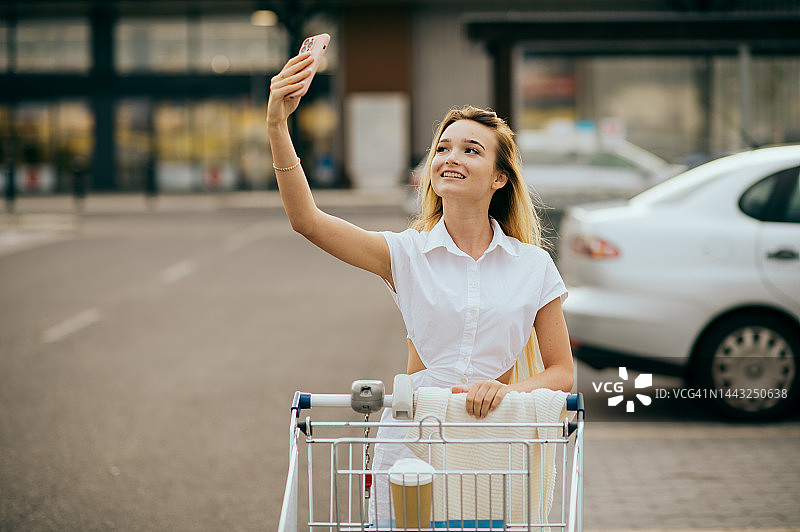 购物中的年轻女子图片素材