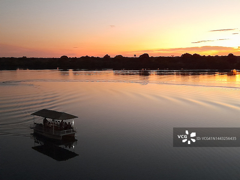 日落游船从穆坎布在赞比亚的卡瓦河图片素材