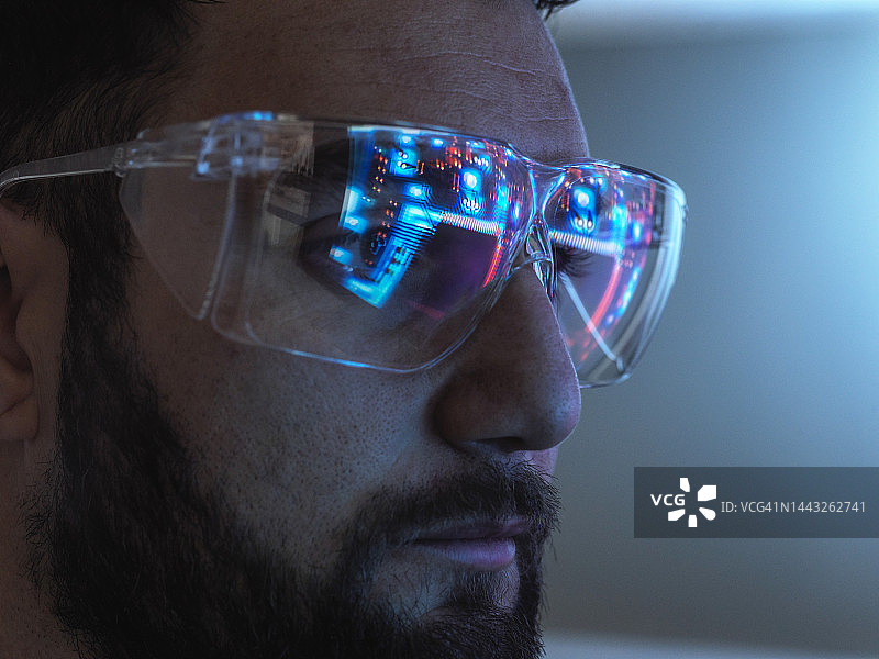 工程师防护眼镜上反射的电路板图片素材