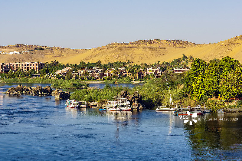 埃及阿斯旺省：尼罗河畔的游船图片素材