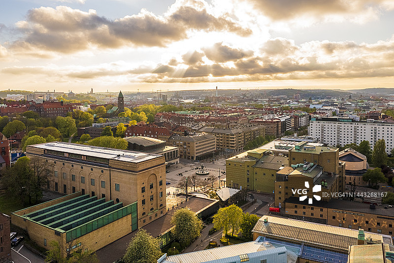 瑞典西约塔兰省哥德堡，日落时广场上的艺术博物馆景观图片素材
