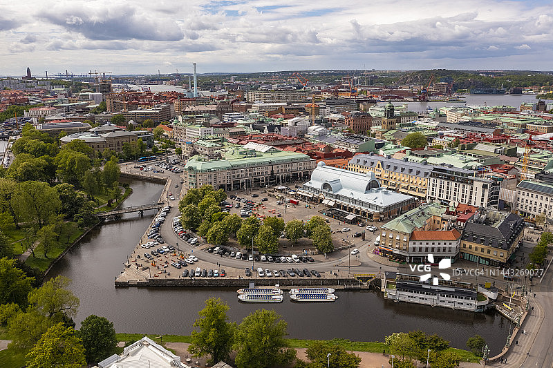 瑞典西约塔兰省哥德堡：城市运河和历史悠久的市场的鸟瞰图图片素材