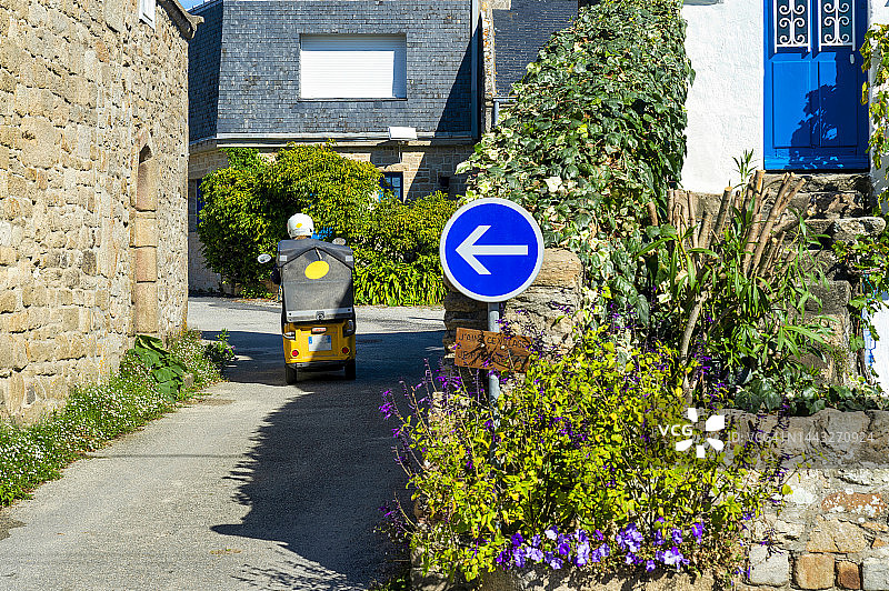 法国布列塔尼圣皮埃尔基伯龙小镇街巷，电动汽车驶过图片素材