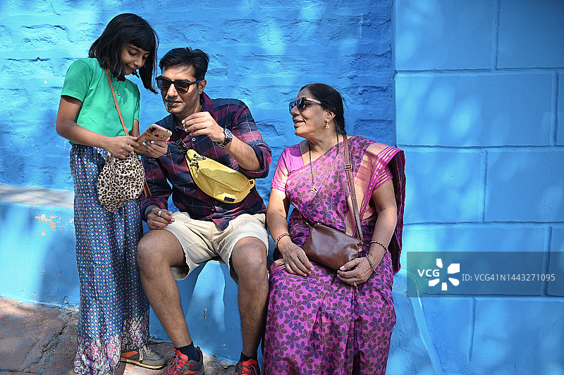 一家人在焦特布尔蓝色之城旅游图片素材